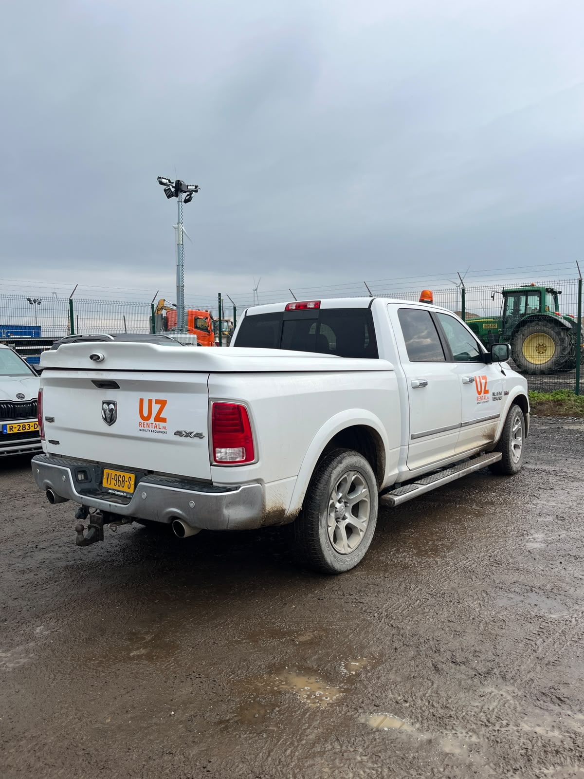 RAM 1500 4x4 pick-up van UZ Rental op een bouwplaats met werkmaterieel