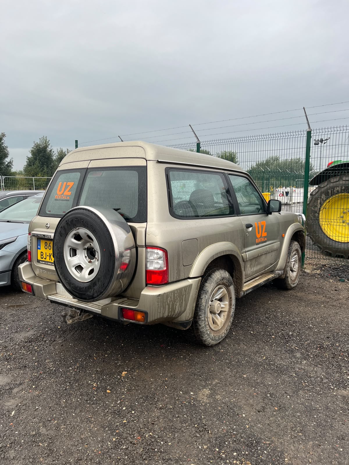 Nissan Patrol terreinwagen van UZ Rental op een modderige bouwlocatie