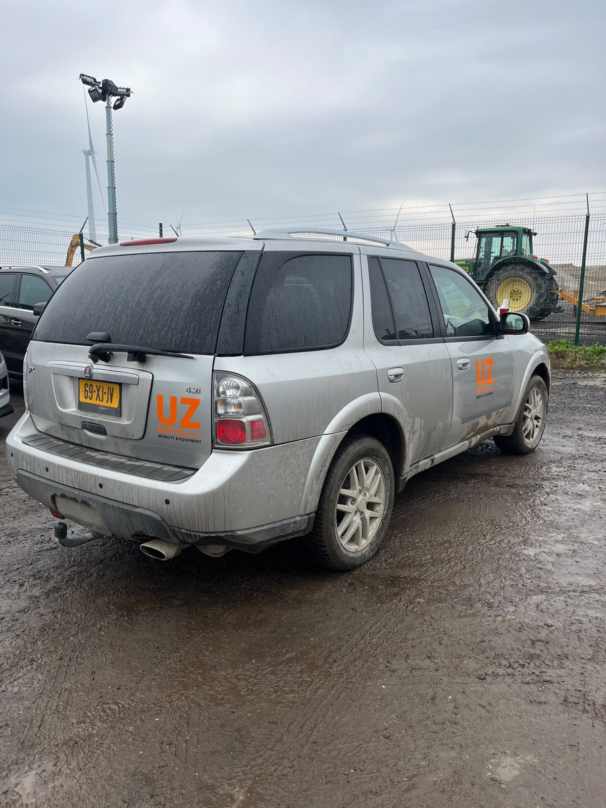 4x4 SUV van UZ Rental op een projectlocatie